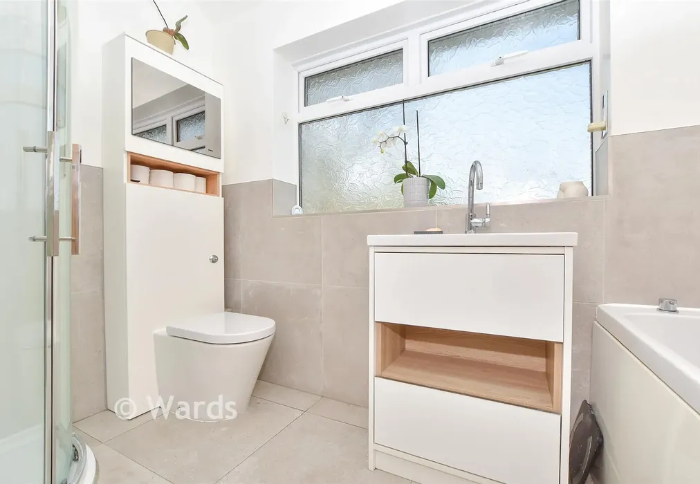 Bathroom - Hazling Dane, Shepherdswell, Dover, Kent - Wards of Kent