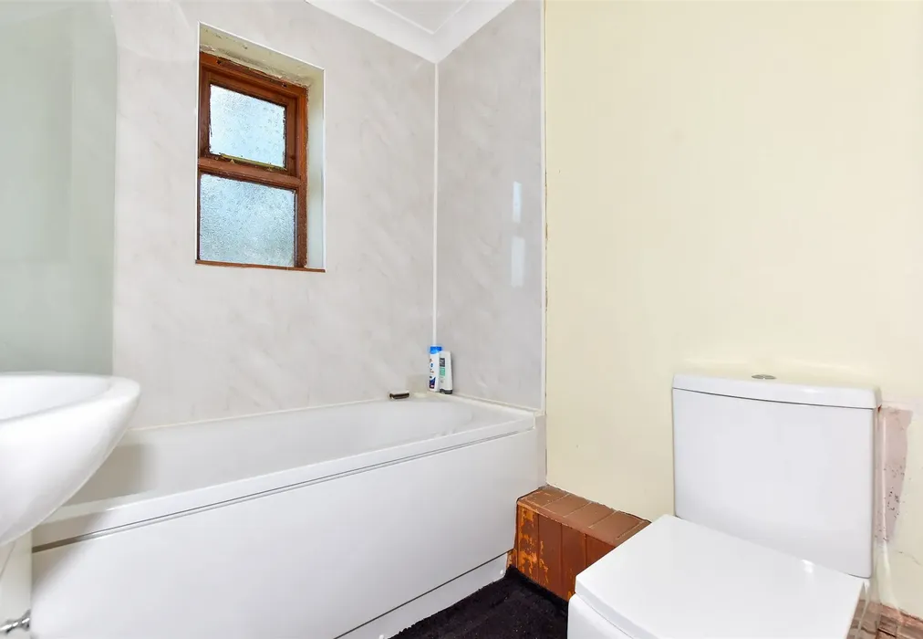 Bathroom - Gladstone Road, Folkestone, Kent - Wards of Kent