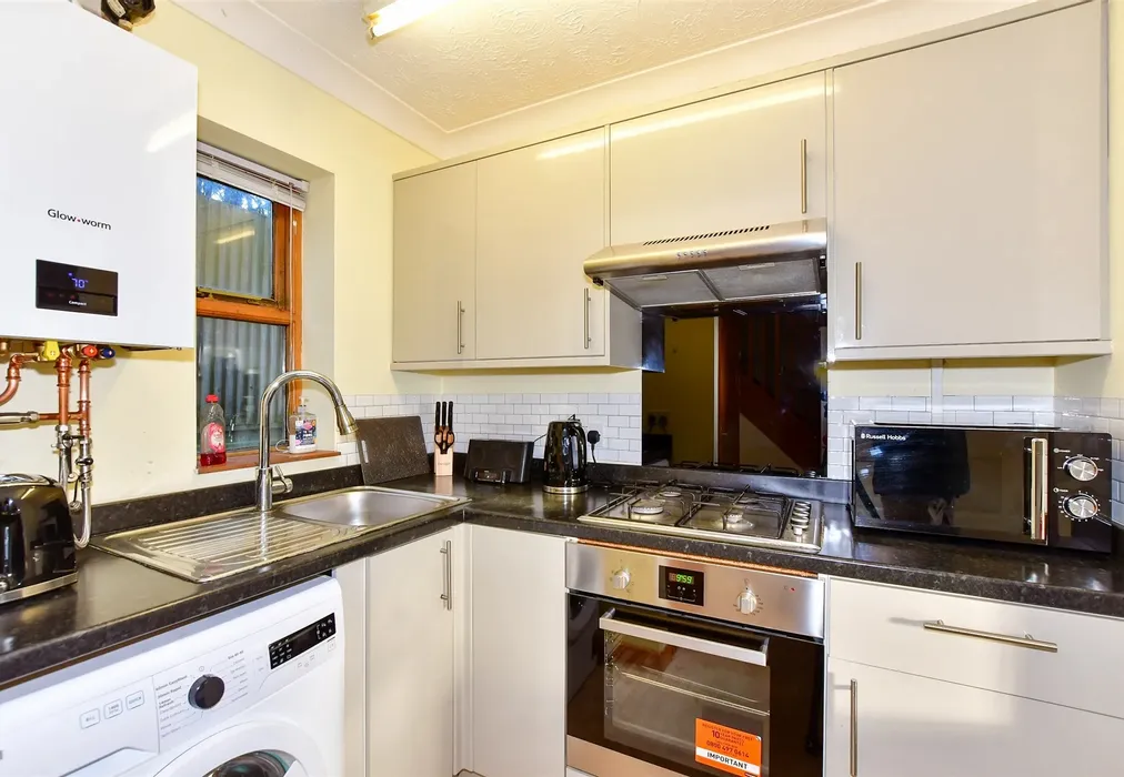 Kitchen - Gladstone Road, Folkestone, Kent - Wards of Kent