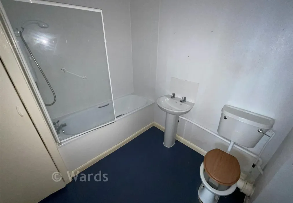 Bathroom - Victoria Parade, Ramsgate, Kent - Wards of Kent