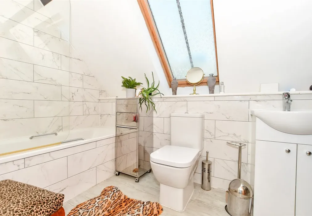 Bathroom - Sandgate High Street, Sandgate, Folkestone, Kent - Wards of Kent