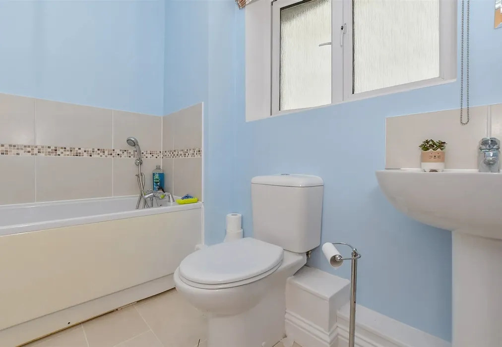 Bathroom - Forest Avenue, Ashford, Kent - Wards of Kent