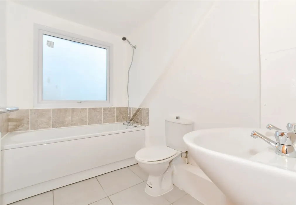 Bathroom - Gordon Road, Whitstable, Kent - Wards of Kent