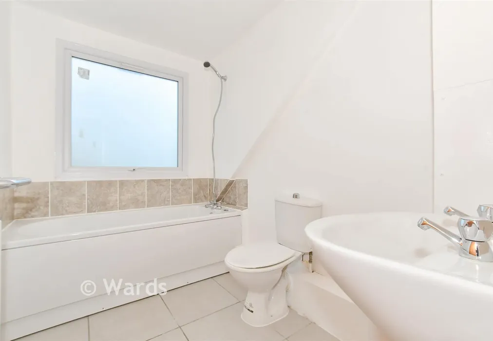Bathroom - Gordon Road, Whitstable, Kent - Wards of Kent