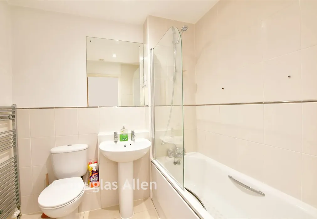 Bathroom - Mill Road, Ilford, Essex - Wards of Kent