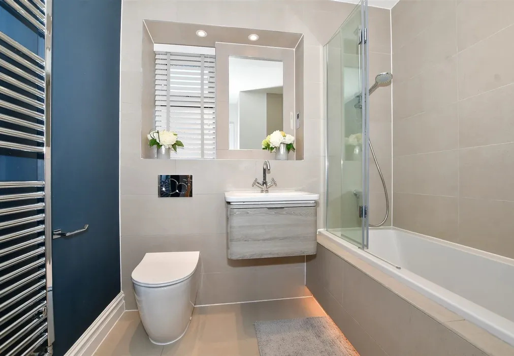 Bathroom - Consort Drive, Leatherhead, Surrey - Wards of Kent