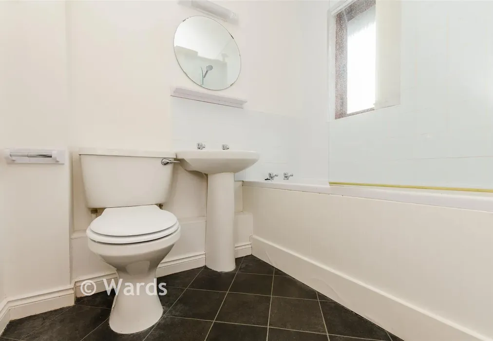 Bathroom - Haig Gardens, Gravesend, Kent - Wards of Kent