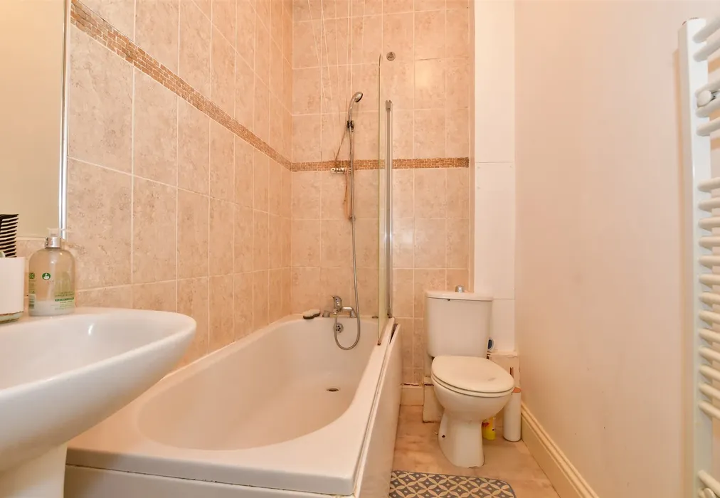Bathroom - Parrock Street, Gravesend, Kent - Wards of Kent