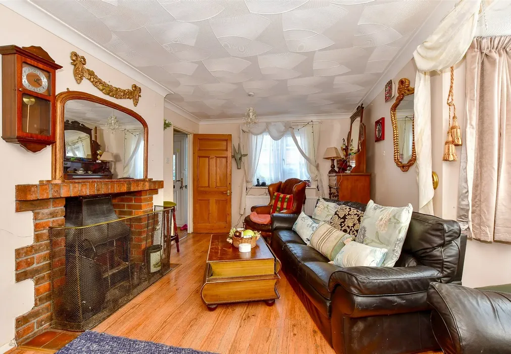 Lounge - Richmond Drive, New Romney, Kent - Wards of Kent