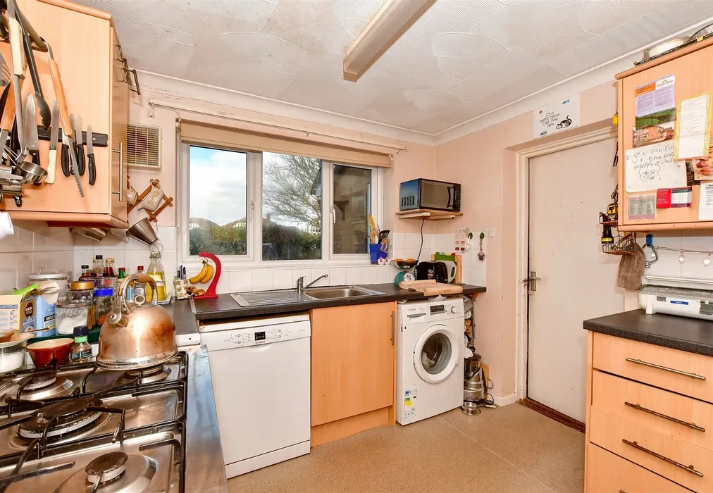 Kitchen - Richmond Drive, New Romney, Kent - Wards of Kent