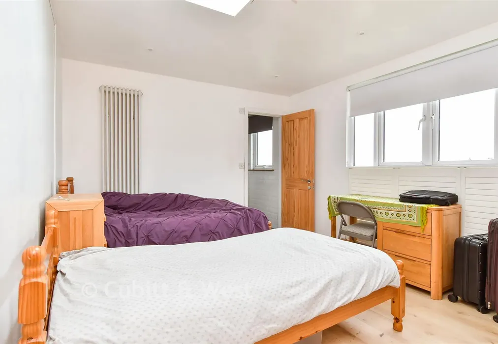 Bedroom 1 - Eskbank Avenue, Brighton, East Sussex - Wards of Kent