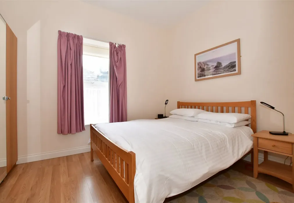 Elm Bedroom 1 - Crescent Road, Shanklin, Isle of Wight - Wards of Kent