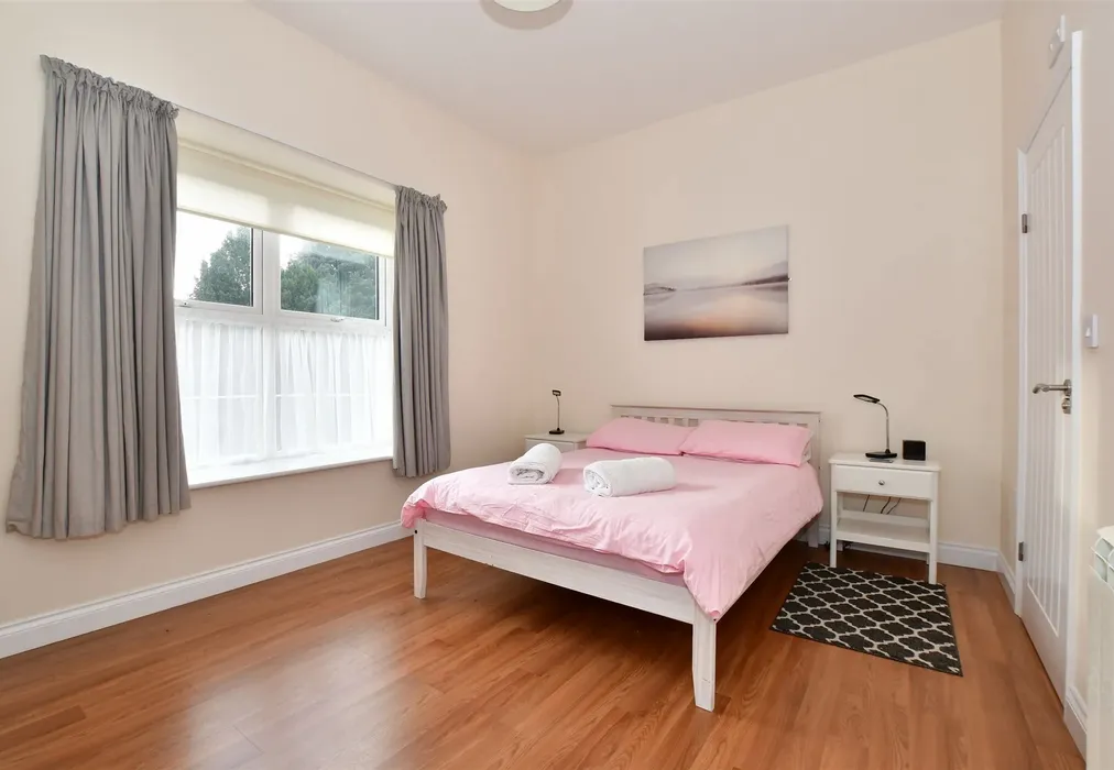 Cedar Bedroom 1 - Crescent Road, Shanklin, Isle of Wight - Wards of Kent