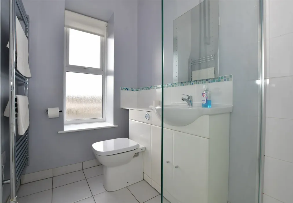 Cedar En-Suite Shower Room - Crescent Road, Shanklin, Isle of Wight - Wards of Kent