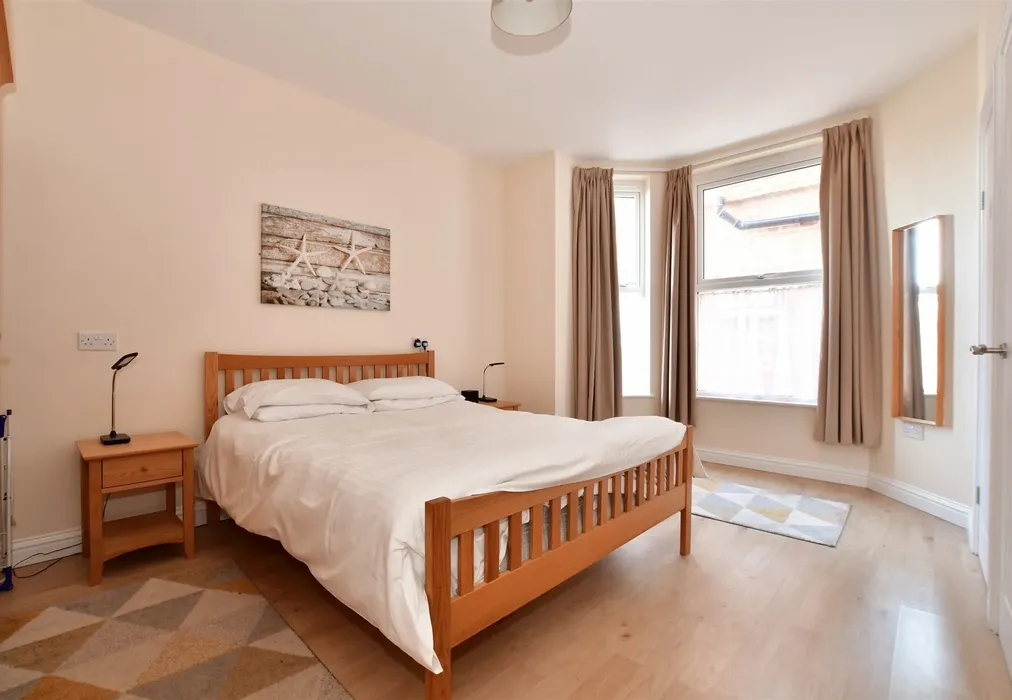 Bay Bedroom - Crescent Road, Shanklin, Isle of Wight - Wards of Kent