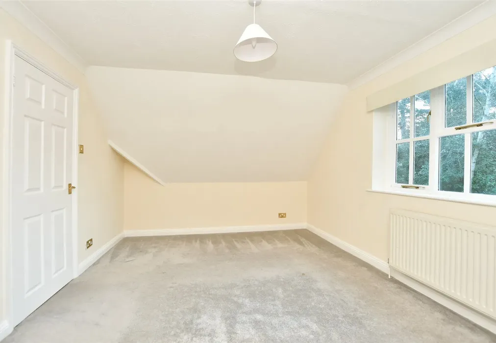 Bedroom 1 - The Street, Hartlip, Sittingbourne, Kent - Wards of Kent