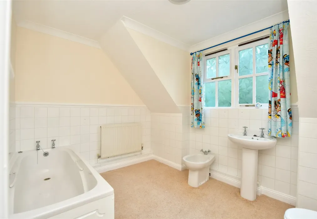 Bathroom - The Street, Hartlip, Sittingbourne, Kent - Wards of Kent