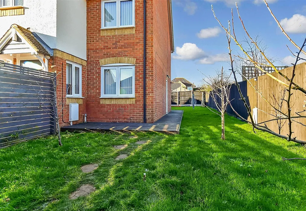 Side Garden - Pollard Place, Whitstable, Kent - Wards of Kent