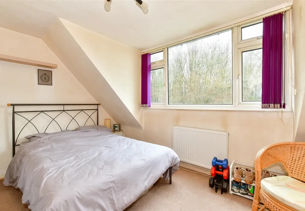 Bedroom 1 - The Rise, Ashford, Kent - Wards of Kent