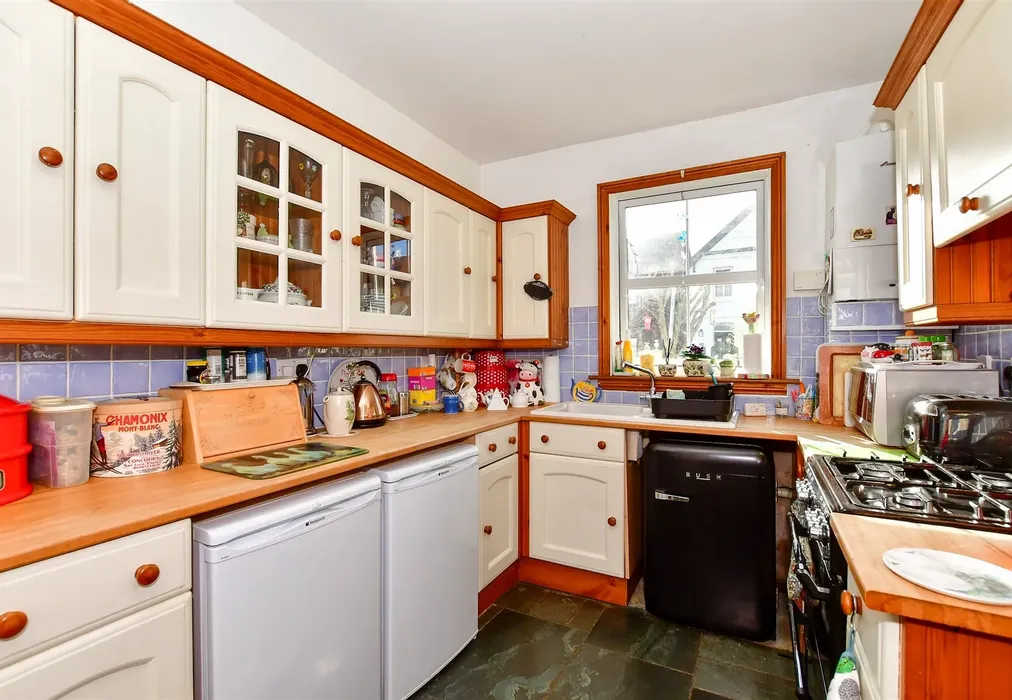 Kitchen - Victoria Road, Hythe, Kent - Wards of Kent