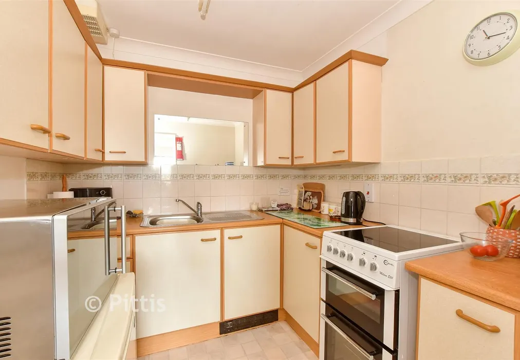 Kitchen - Fairlee Road, Newport, Isle of Wight - Wards of Kent