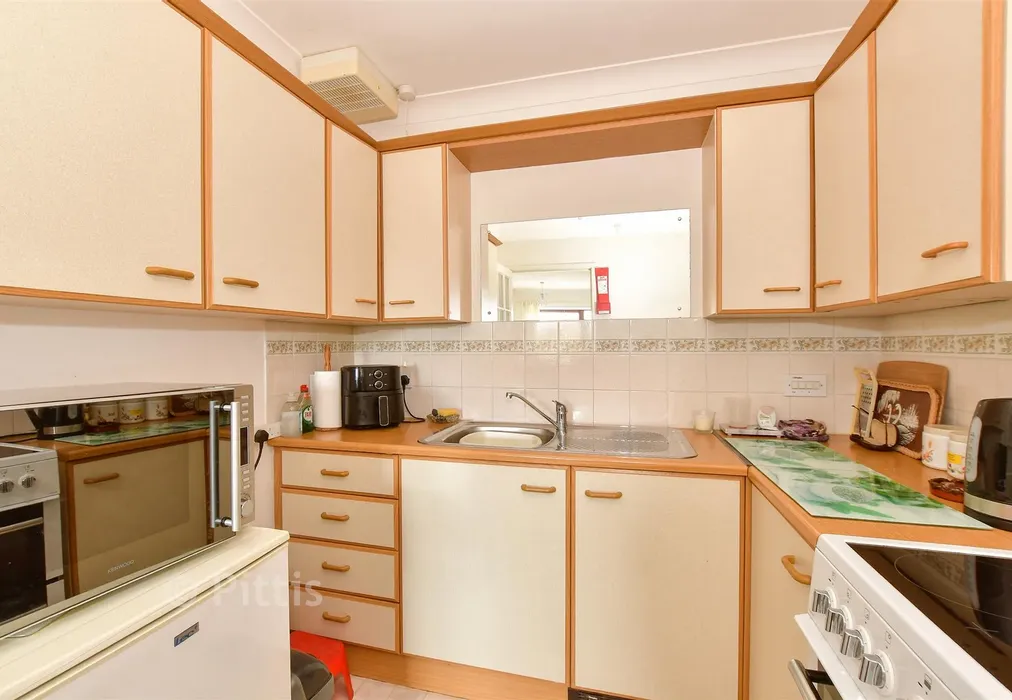 Kitchen - Fairlee Road, Newport, Isle of Wight - Wards of Kent