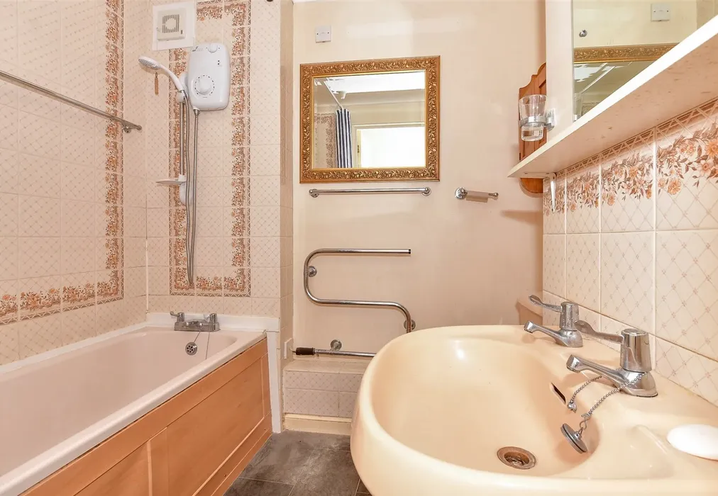 Bathroom - St. Radigund's Street, Canterbury, Kent - Wards of Kent