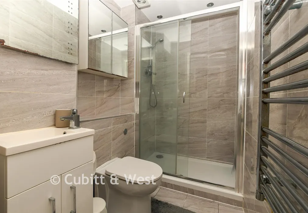 En-Suite - Croydon Road, Caterham, Surrey - Wards of Kent