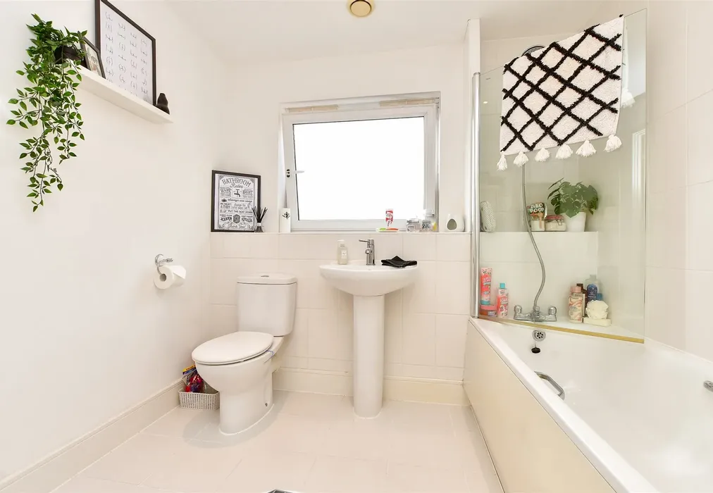 Bathroom - Burrage Road, Redhill, Surrey - Wards of Kent