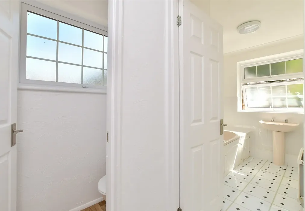 Bathroom - Falmer Gardens, Woodingdean, Brighton, East Sussex - Wards of Kent
