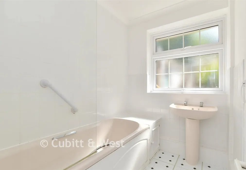 Bathroom - Falmer Gardens, Woodingdean, Brighton, East Sussex - Wards of Kent