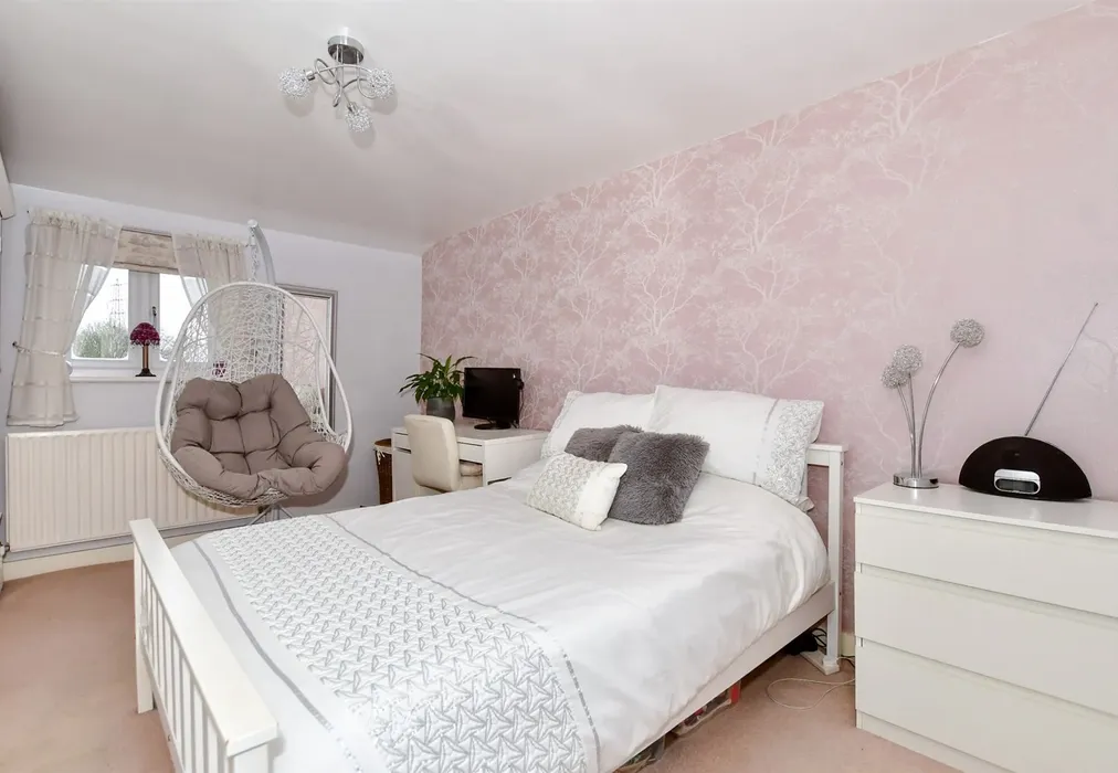 Bedroom 1 - Kettle Lane, East Farleigh, Maidstone, Kent - Wards of Kent