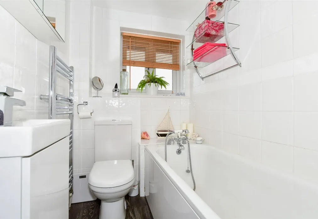 Bathroom - Kettle Lane, East Farleigh, Maidstone, Kent - Wards of Kent