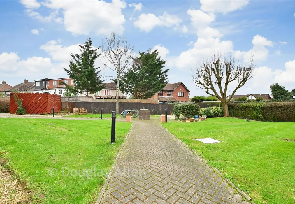 Communal Gardens - Cunningham Close, Romford, Essex - Wards of Kent