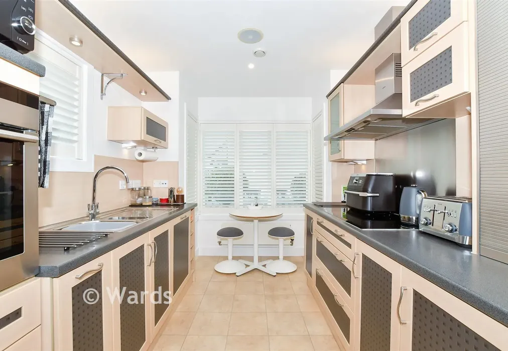 Kitchen Area - Carlton Close, Kings Hill, West Malling, Kent - Wards of Kent