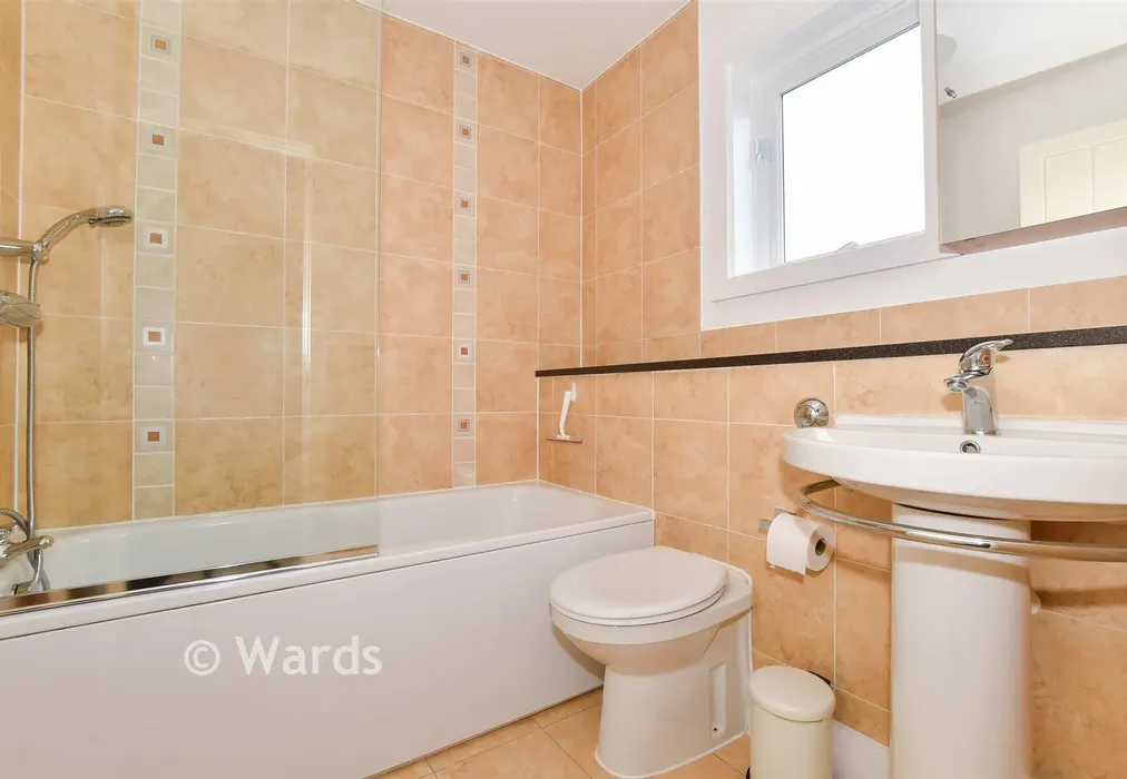 En-Suite Bathroom - Carlton Close, Kings Hill, West Malling, Kent - Wards of Kent