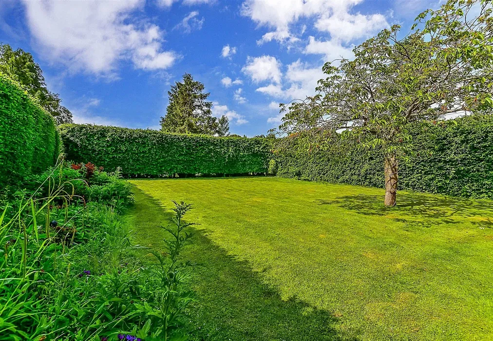Side Garden - Barnsole Road, Staple, Canterbury, Kent - Wards of Kent