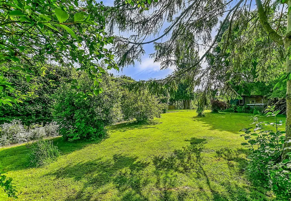 Side Garden - Barnsole Road, Staple, Canterbury, Kent - Wards of Kent