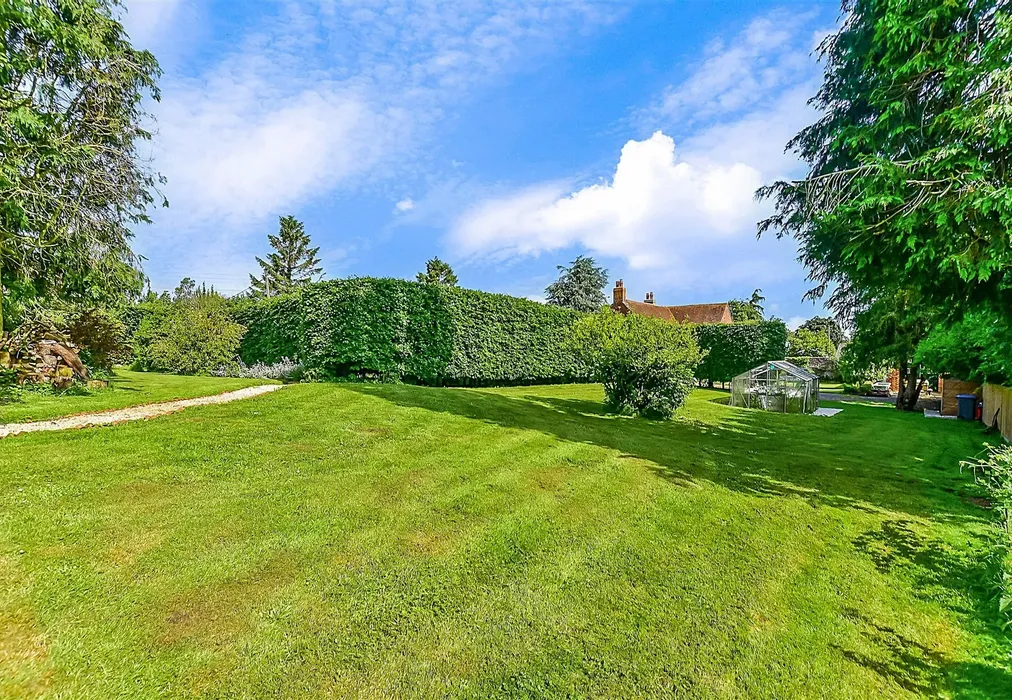 Side Garden - Barnsole Road, Staple, Canterbury, Kent - Wards of Kent