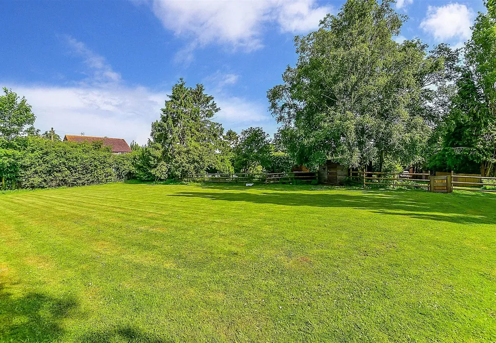 Side Garden - Barnsole Road, Staple, Canterbury, Kent - Wards of Kent