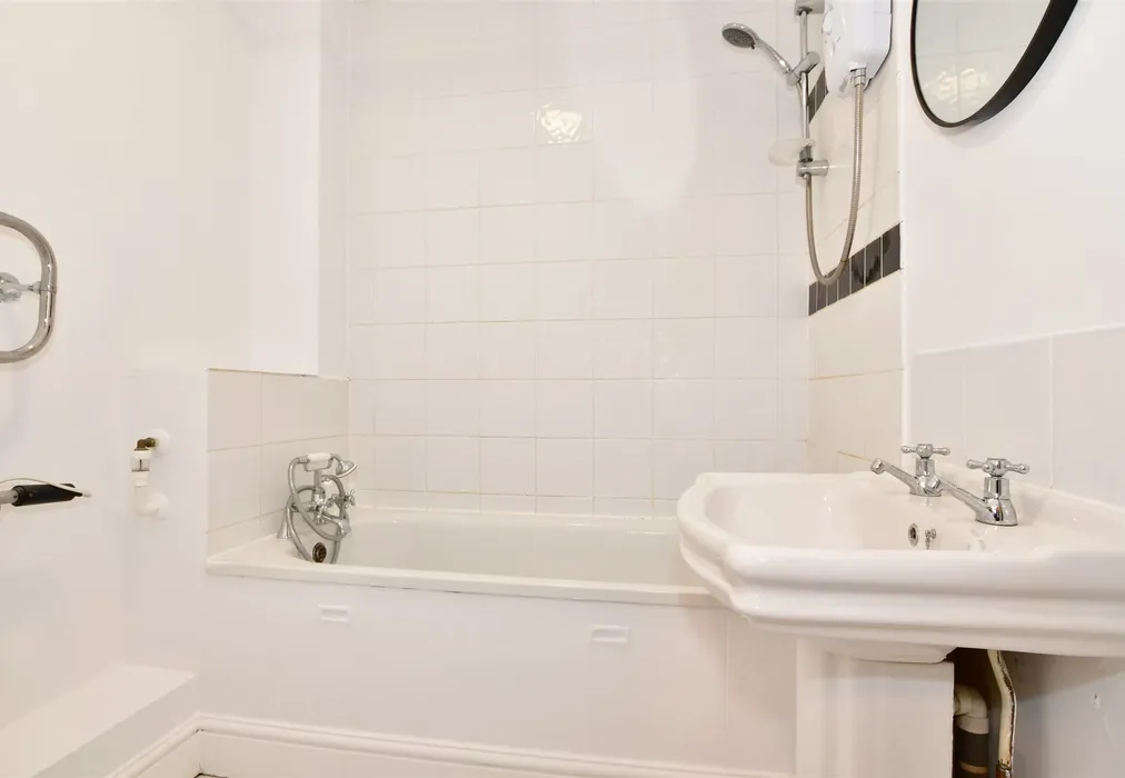 Bathroom - The Broadway, Maidstone, Kent - Wards of Kent