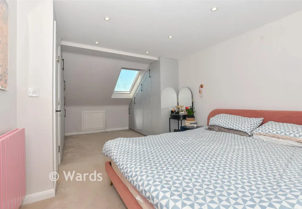 Bedroom 1 - Downs Close, Headcorn, Kent - Wards of Kent