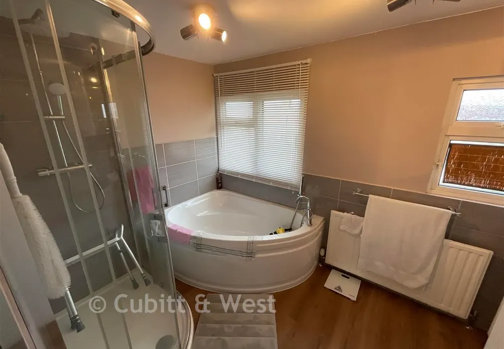 Bathroom - Court Farm Road, Newhaven, East Sussex - Wards of Kent