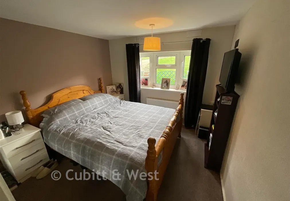 Bedroom - Court Farm Road, Newhaven, East Sussex - Wards of Kent