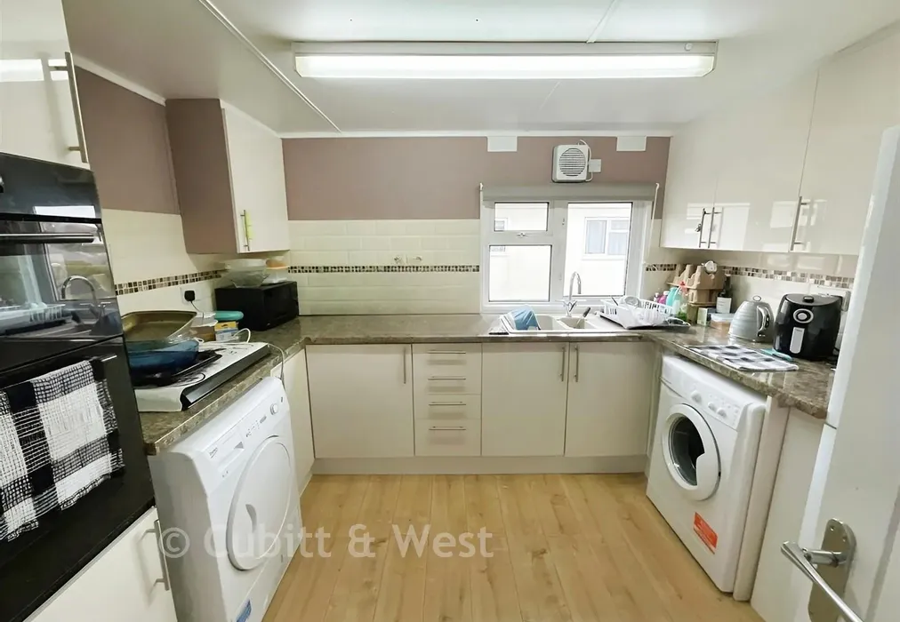 Kitchen - Court Farm Road, Newhaven, East Sussex - Wards of Kent