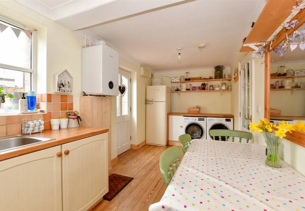 Internal Aspect - Bartletts Close, Newchurch, Sandown, Isle of Wight - Wards of Kent