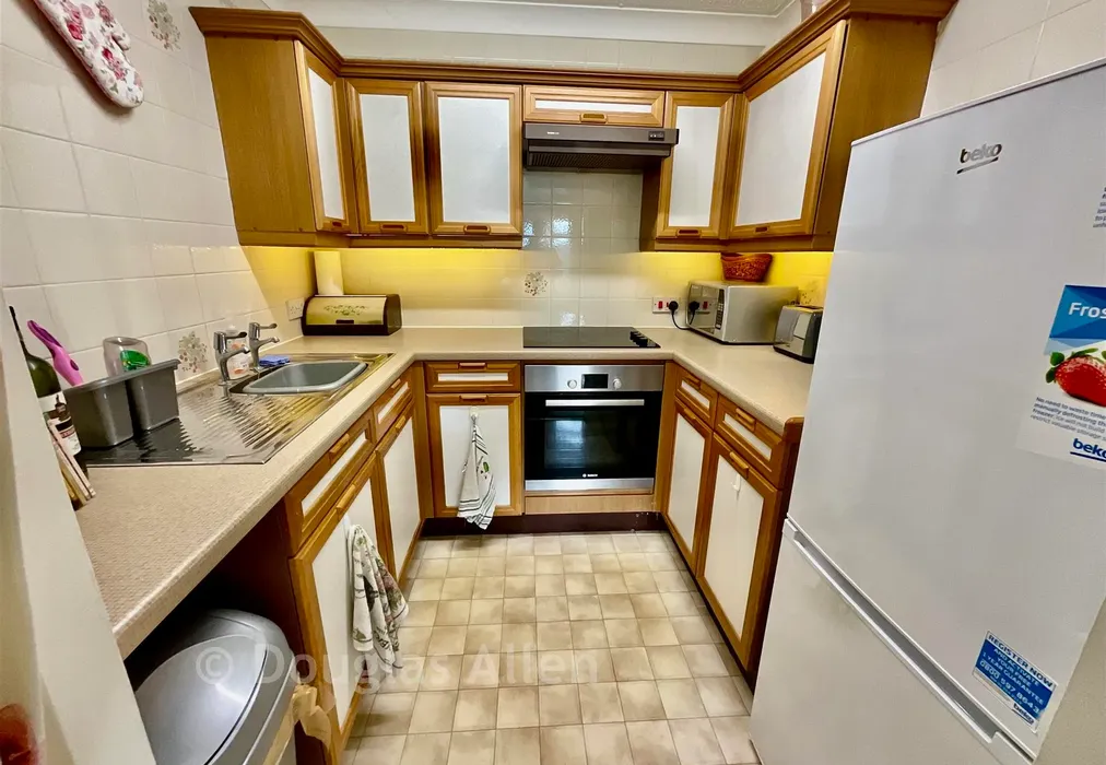Kitchen - Fentiman Way, Hornchurch, Essex - Wards of Kent