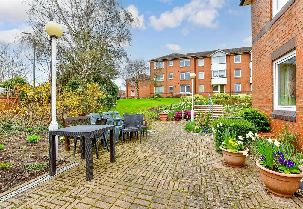 Communal Gardens - Fentiman Way, Hornchurch, Essex - Wards of Kent