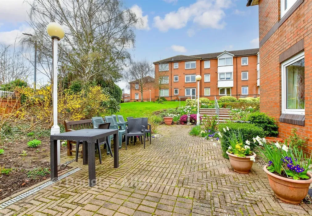 Communal Gardens - Fentiman Way, Hornchurch, Essex - Wards of Kent