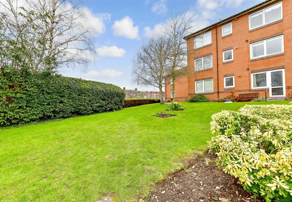 Communal Gardens - Fentiman Way, Hornchurch, Essex - Wards of Kent
